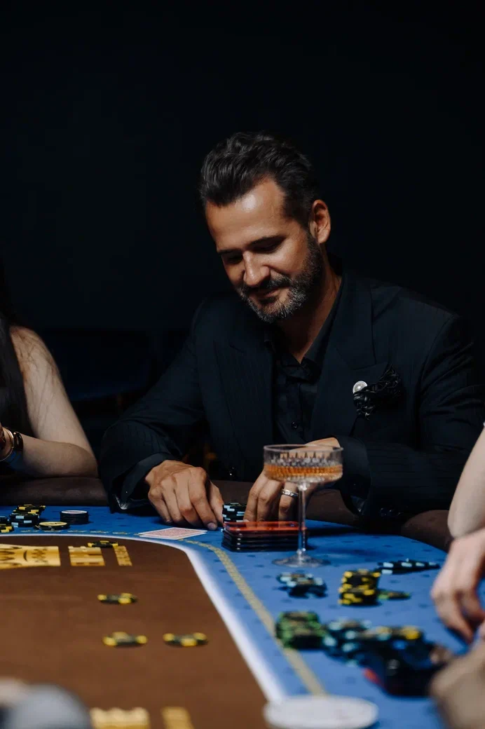 Гость за покерным столом Empire Poker Club
