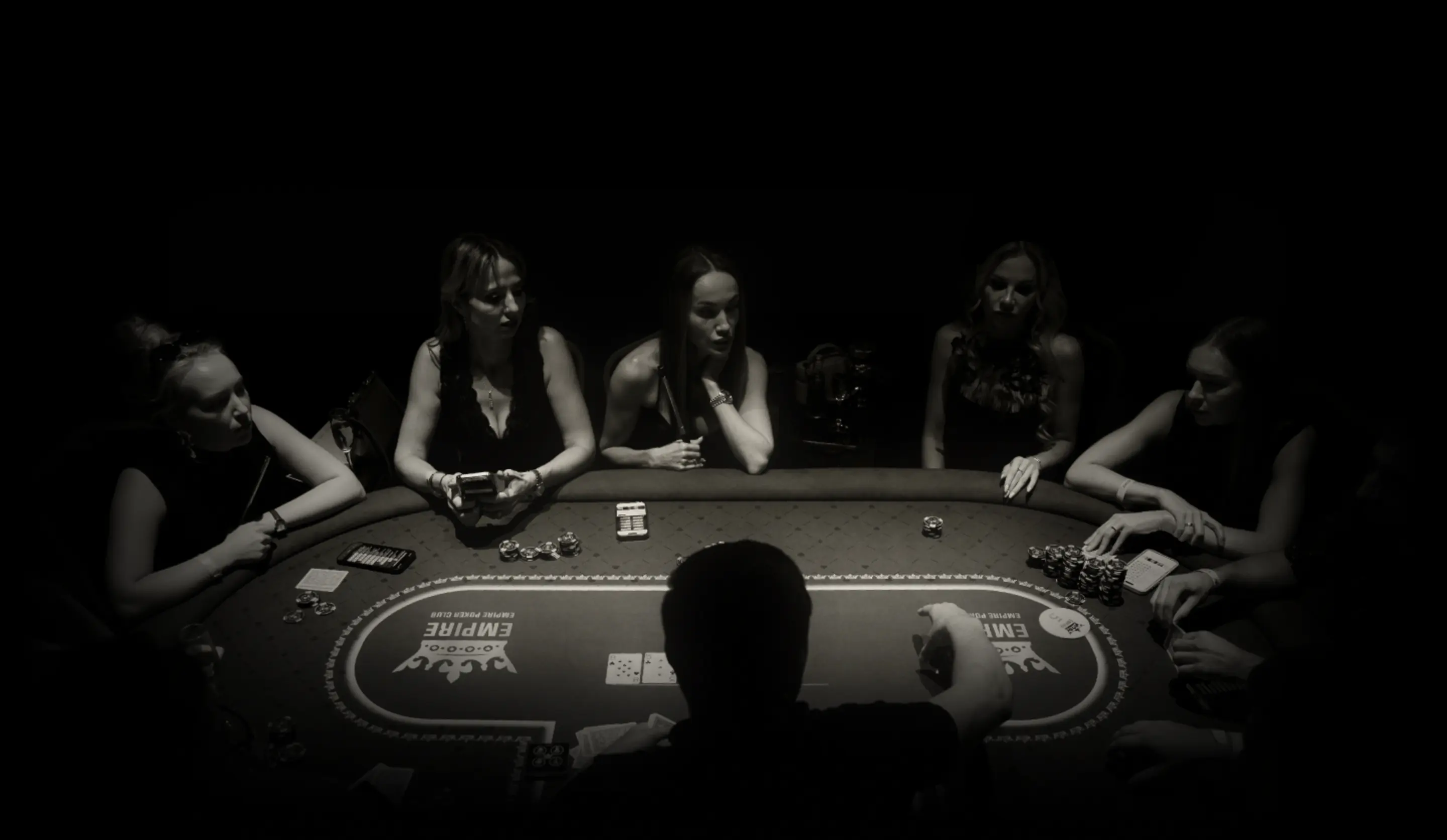 Гости за покерным столом в VIP-комнате Empire Poker Club